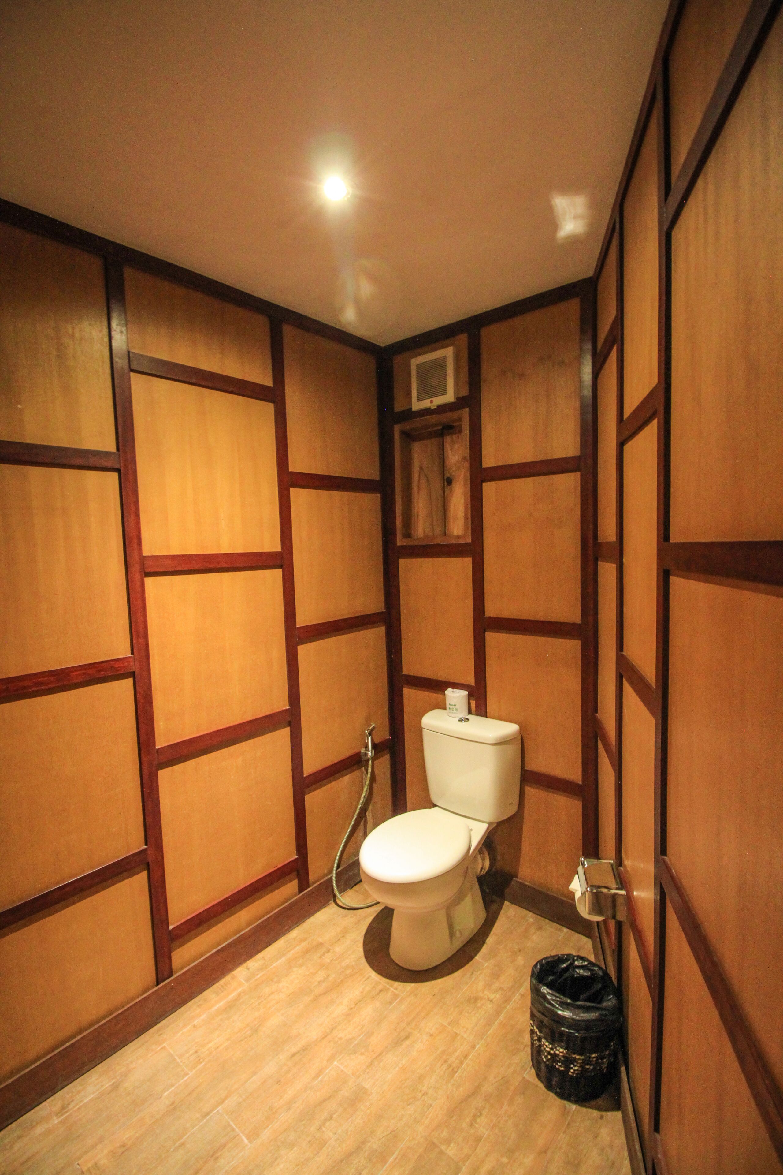 deluxe suite | bathroom | separate bathtub and shower, rainfall showerhead, free toiletries