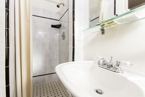 Standard Room, 1 King Bed | Bathroom | Shower, hair dryer, towels - Coral Sands Motel - In Los Angeles (Hollywood) (Los Angeles)