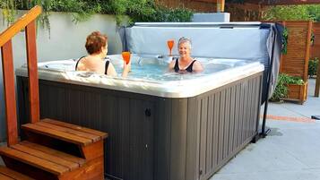 Bain à remous extérieur