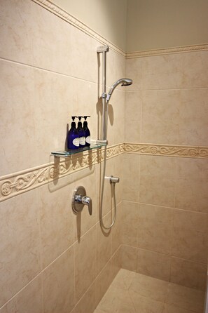Luxury-Ferienhaus, 1 Schlafzimmer, mit Bad, Gartenblick | Dusche im Bad