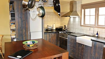 Luxury Cottage, 1 Bedroom, Terrace, Garden View | Private kitchen | Microwave, paper towels