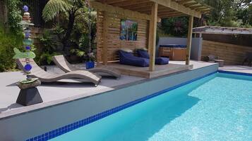 حمّام سباحة خارجي، مفتوح من 11 صباحاً إلى 9:00 مساءً، كبائن مجانية