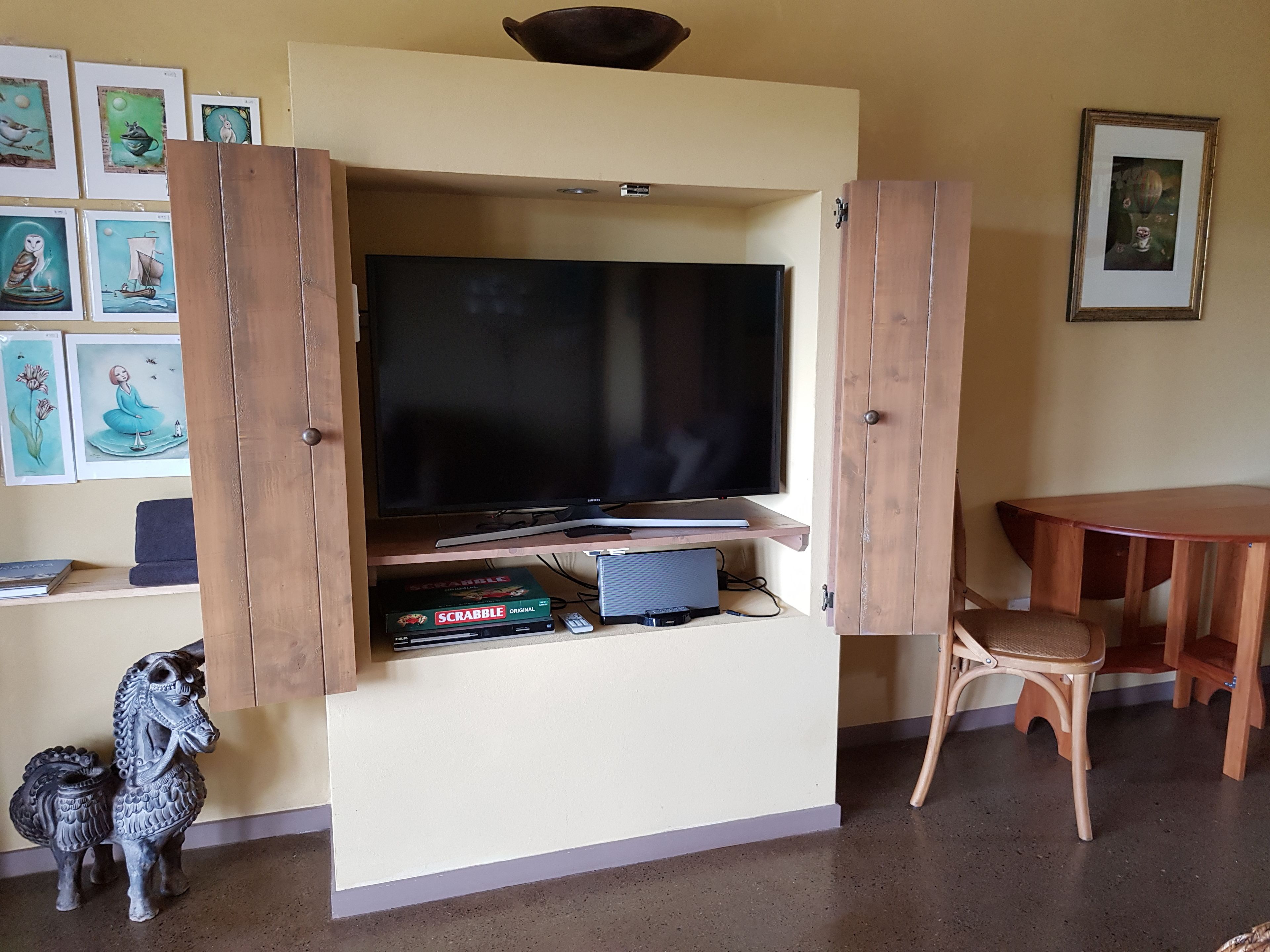 luxury cottage, 1 bedroom, ensuite, garden view | living area