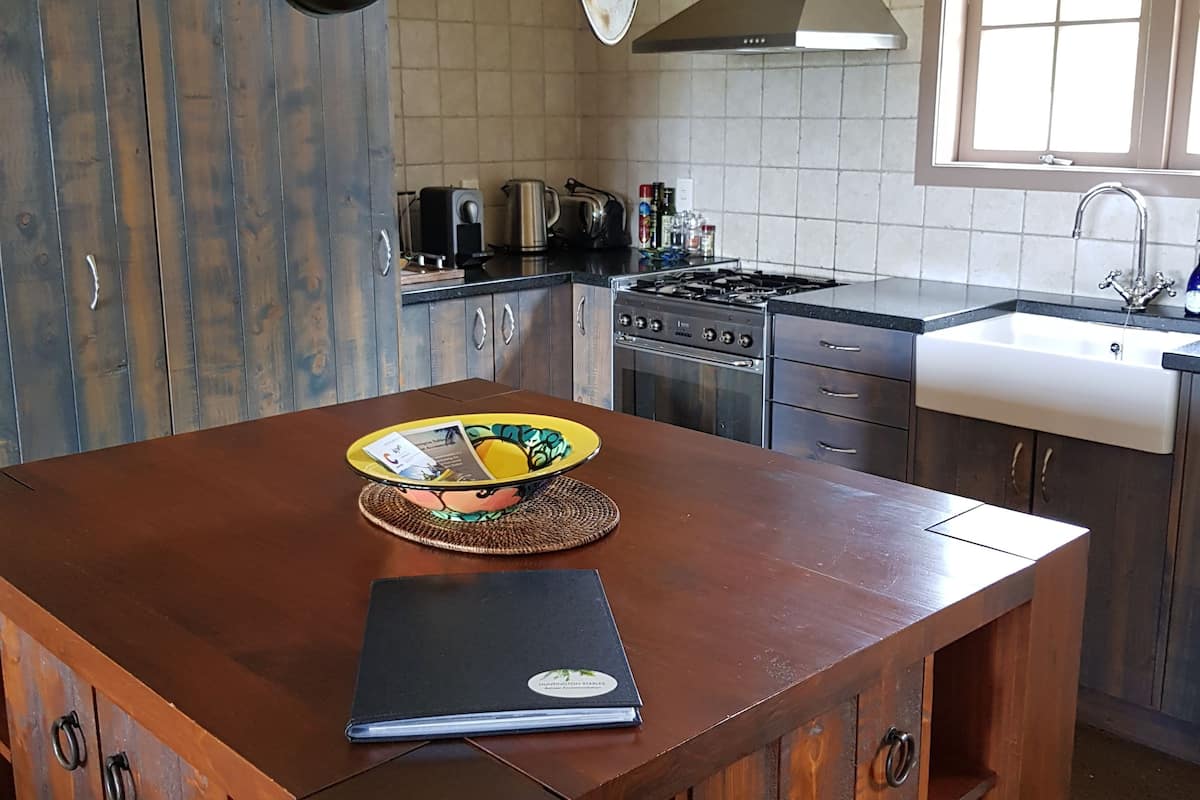 luxury cottage, 1 bedroom, terrace, garden view | private kitchen | microwave, paper towels