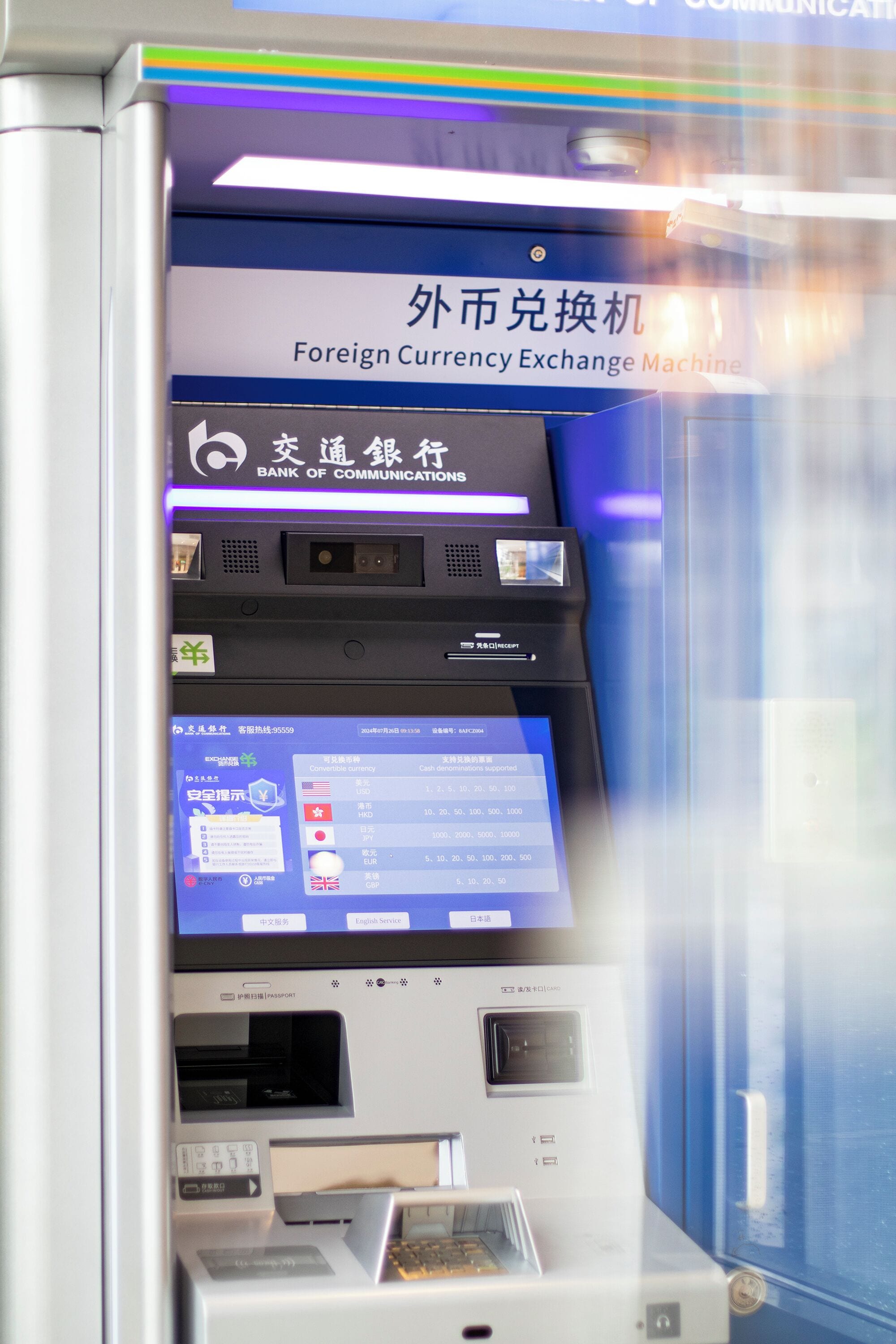 Un cajero automático de cambio de divisas con pantalla digital y múltiples opciones de moneda.