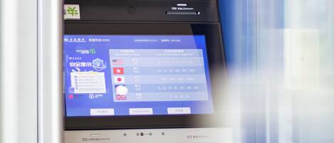 Un cajero automático de cambio de divisas con pantalla digital y múltiples opciones de moneda.