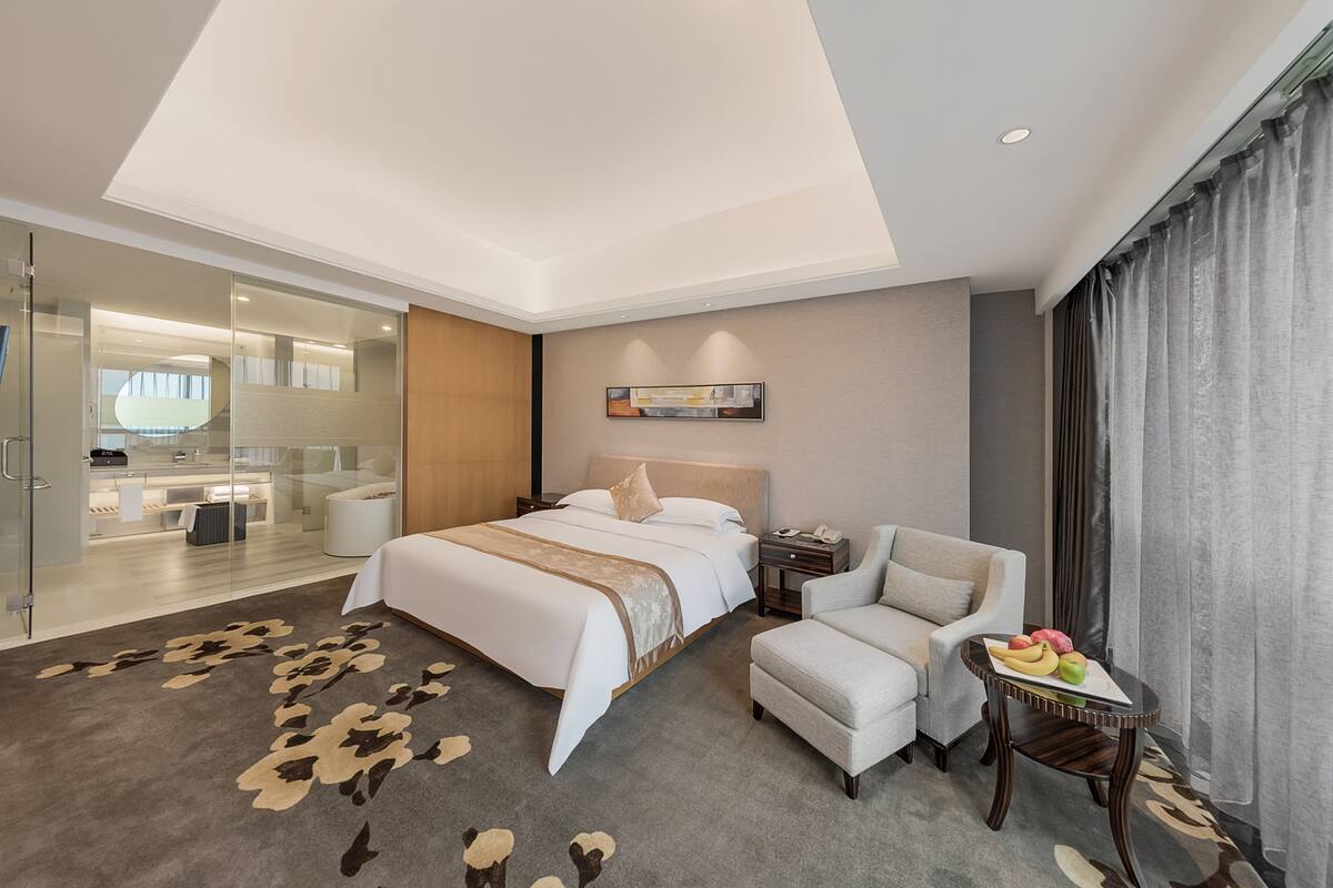 Busa memori, minibar, brankas, dan meja kerja