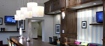 햄프턴 인 & 스위트 센터