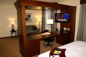 Suite studio, 1 très grand lit | Coffre-fort, bureau, fer et planche à repasser, accès au Wi-Fi (inclus)
