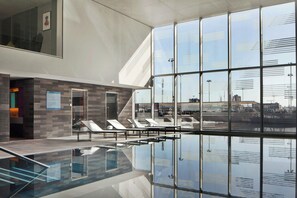 Indoor pool - Aloft London Excel (London)