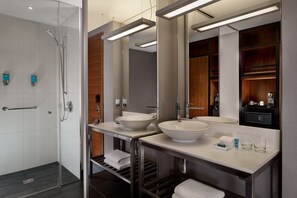 Bathroom - Aloft by Marriott London Excel (London)