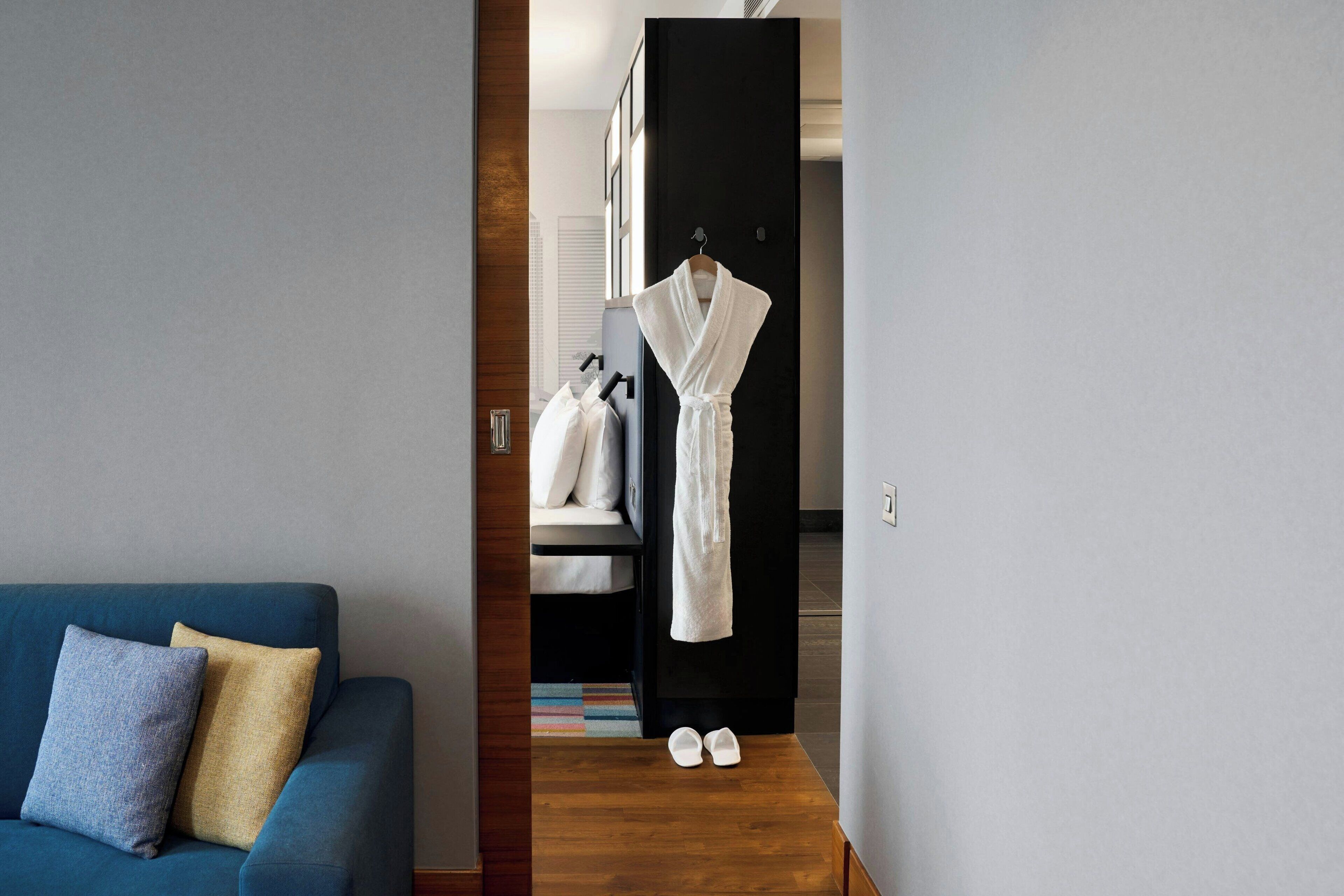 executive suite, 1 bedroom | in-room safe, individually furnished, desk, laptop workspace