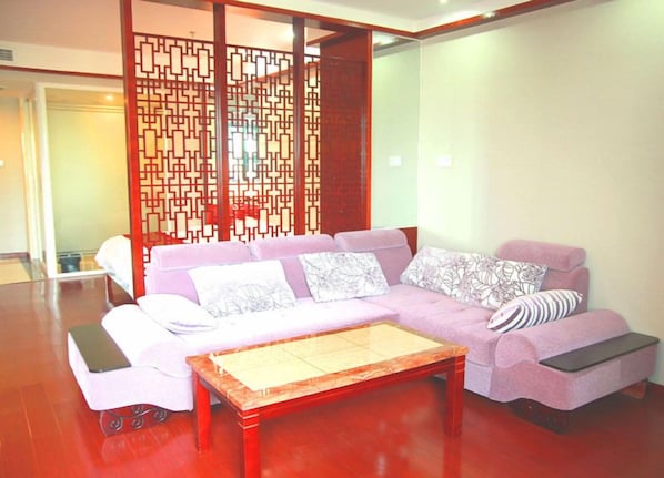 Deluxe Suite | Living area | 42-inch LCD TV with cable channels, TV