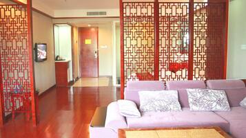 Deluxe Suite | Living area | 42-inch LCD TV with cable channels, TV