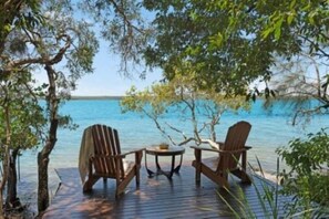 Deluxe-mökki, 1 makuuhuone, järvinäköala | Terassi/patio