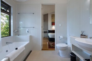 Free toiletries, hair dryer, towels, toilet paper - Eumarella Shores Noosa Lake Retreat (Weyba Downs)