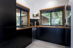 Deluxe Cottage, 1 Bedroom, Lake View | Private kitchen