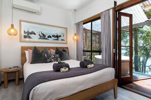Individually decorated, individually furnished, blackout curtains - Eumarella Shores Noosa Lake Retreat (Weyba Downs)