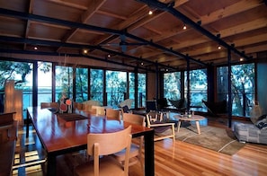 Luxury Lakehouse 1 Bedroom | In-room dining