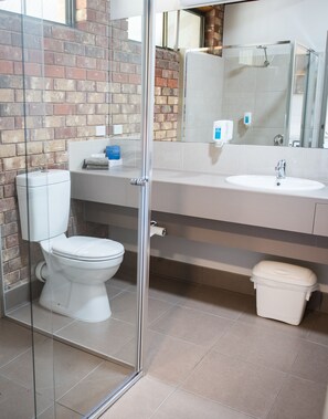 Family Studio Suite, 2 Bedrooms, River View | Bathroom | Shower, free toiletries, hair dryer, towels - Cadell on the Murray Motel Resort (Moama)