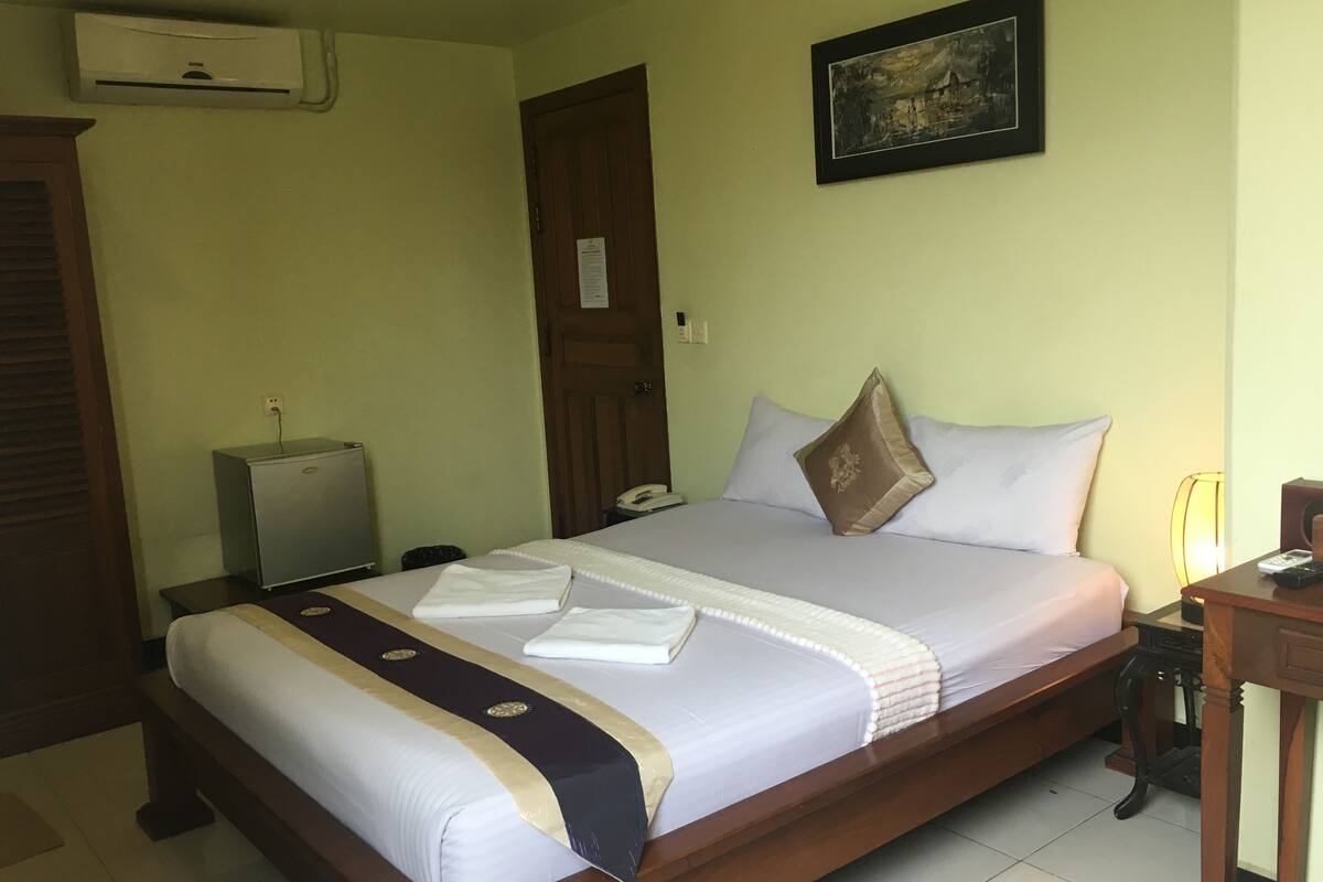 Standard Double Room | In-room safe, desk, WiFi (free)