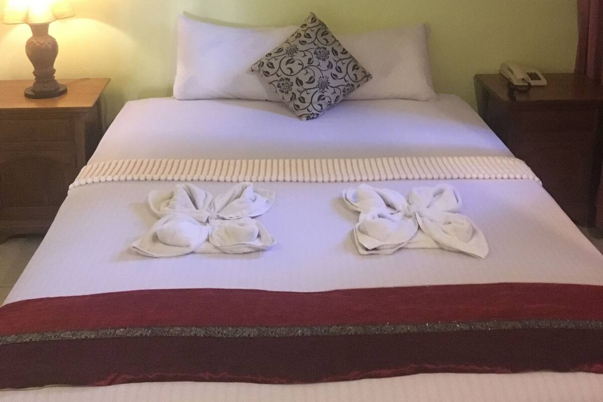 In-room safe, desk, WiFi (free)
