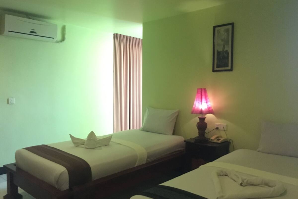 Standard Twin Room | In-room safe, desk, WiFi (free)