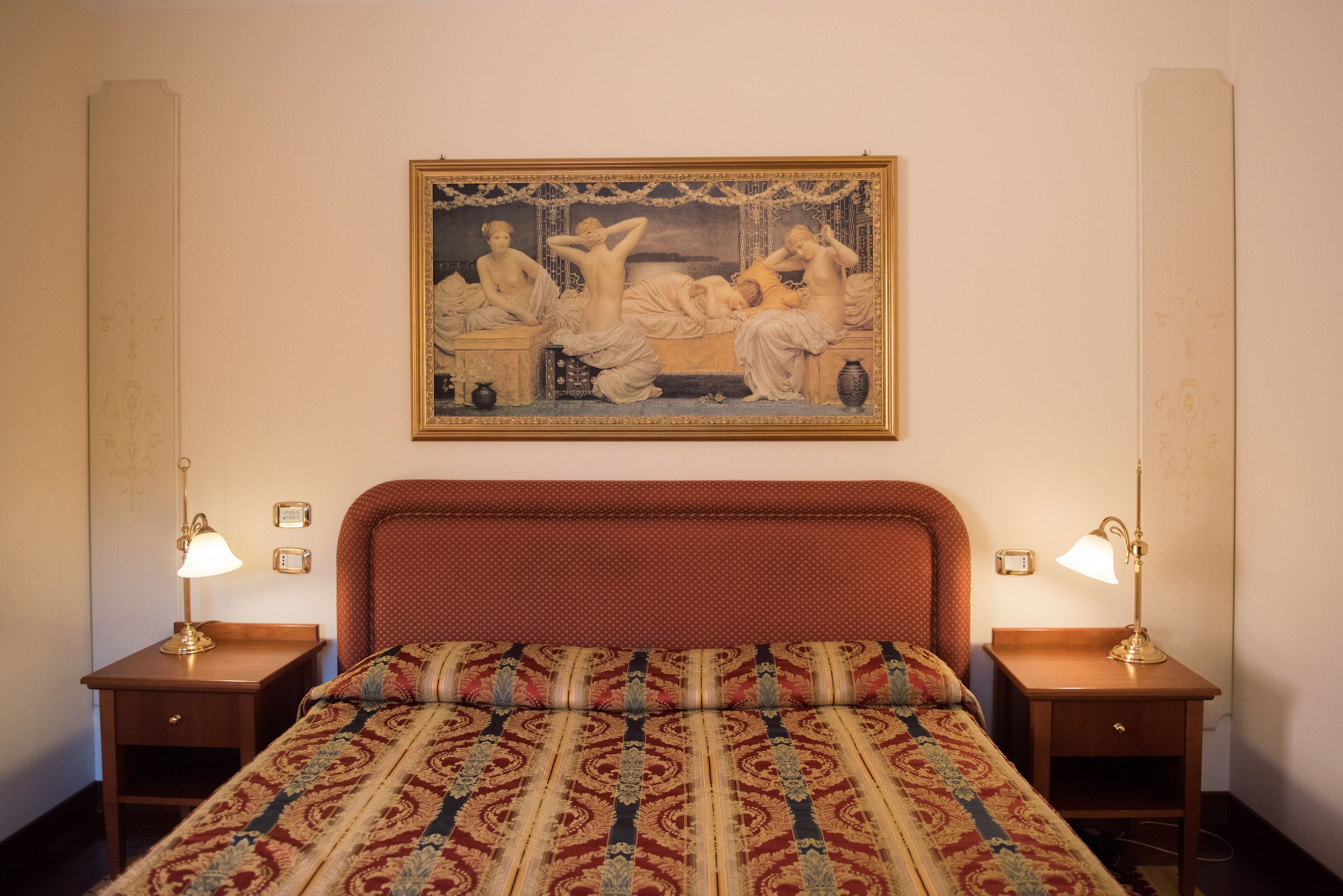 classic suite, 1 bedroom, jetted tub, park view | minibar, in-room safe, desk, blackout curtains