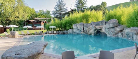 Piscine extérieure, parasols de plage, chaises longues