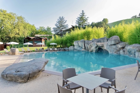 Outdoor pool, pool umbrellas, sun loungers