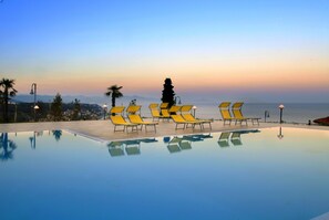 Piscina externa, funciona das 9h às 19h, guarda-sóis, espreguiçadeiras