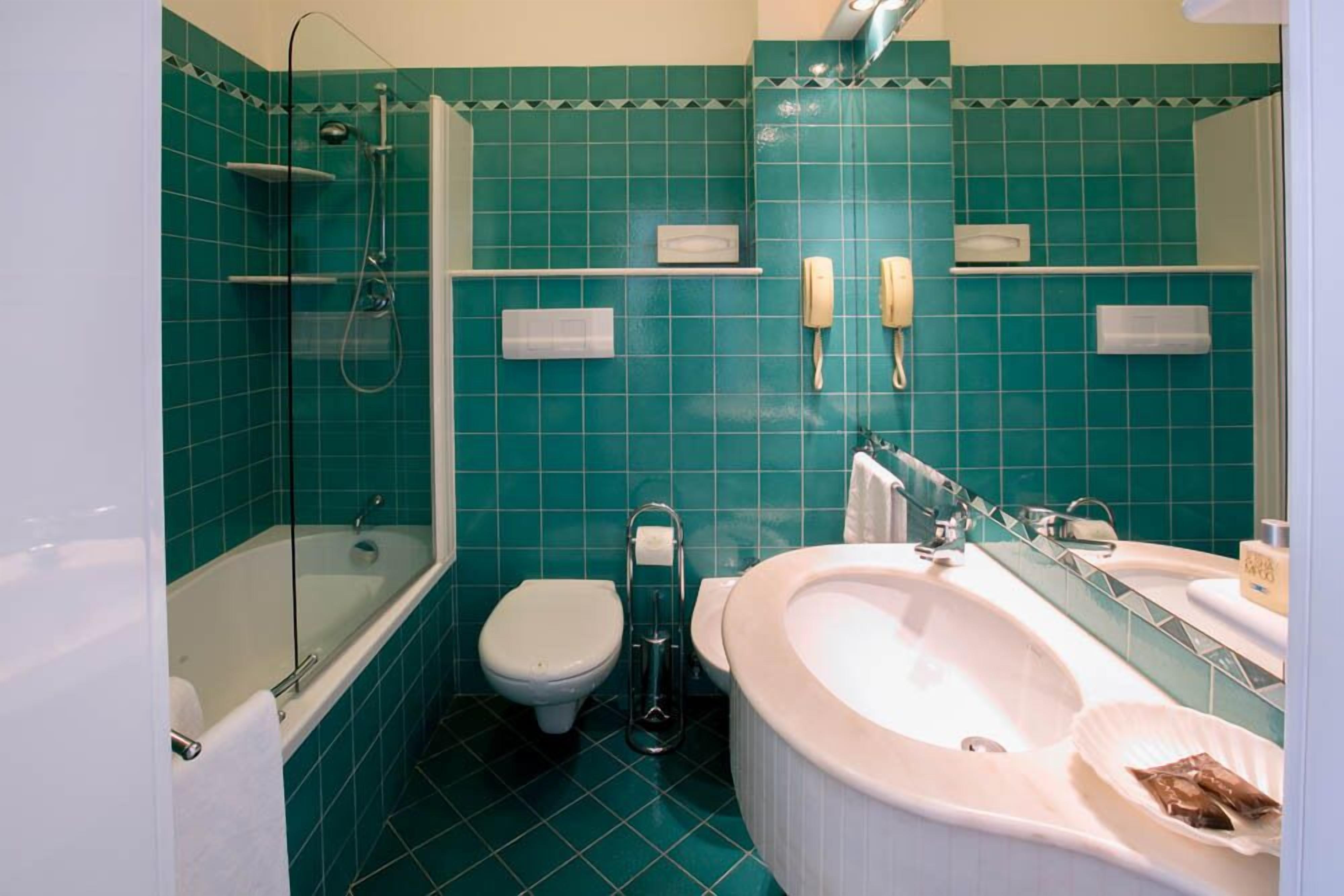 triple room | bathroom | free toiletries, hair dryer, slippers, bidet