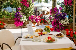 Free daily buffet breakfast