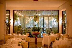 Breakfast and dinner served, local cuisine