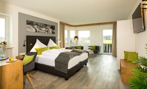 Ropa de cama hipoalergénica y caja de seguridad en la habitación 