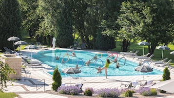 Una piscina techada, una piscina al aire libre de temporada