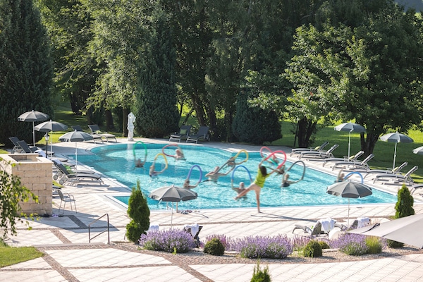 Indendørs pool, sæsonbestemt udendørs pool, liggestole