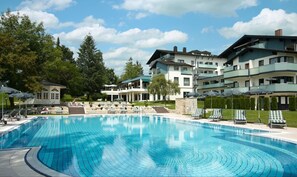 Indoor pool, seasonal outdoor pool, pool loungers