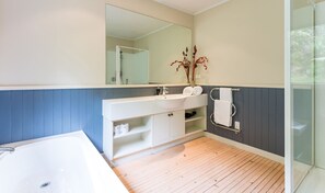 Family Apartment, 1 Bedroom | Bilik Mandi | Gabungan pancuran/tab mandi, kelengkapan dandanan diri percuma 