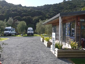 Tält (Tent Or Own Campervan) | Skrivbord, ljudisolering, strykjärn/strykbräda och gratis extrasängar