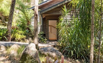 Studio | Desk, soundproofing, iron/ironing board, free rollaway beds