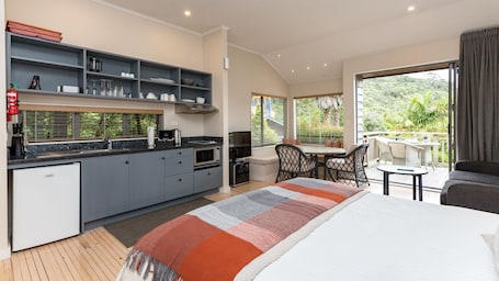 Escritorio, sistema de insonorización y tabla de planchar con plancha