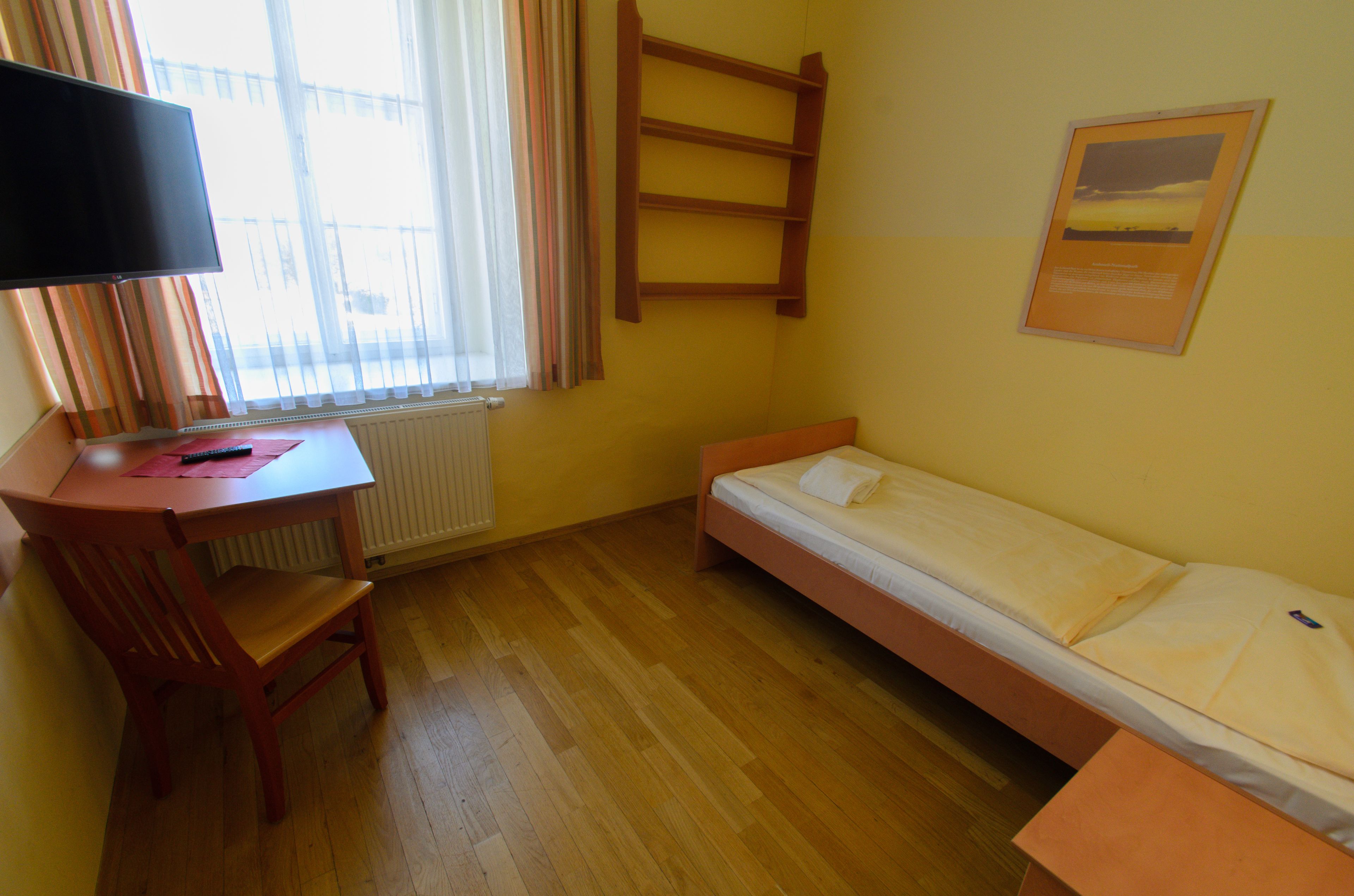 Single Room | In-room safe, desk, free WiFi, bed sheets