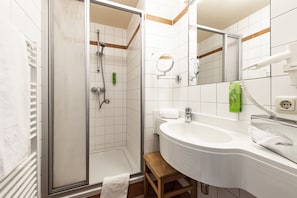 Shower, hair dryer, towels - JUFA Hotel Seckau (Seckau)