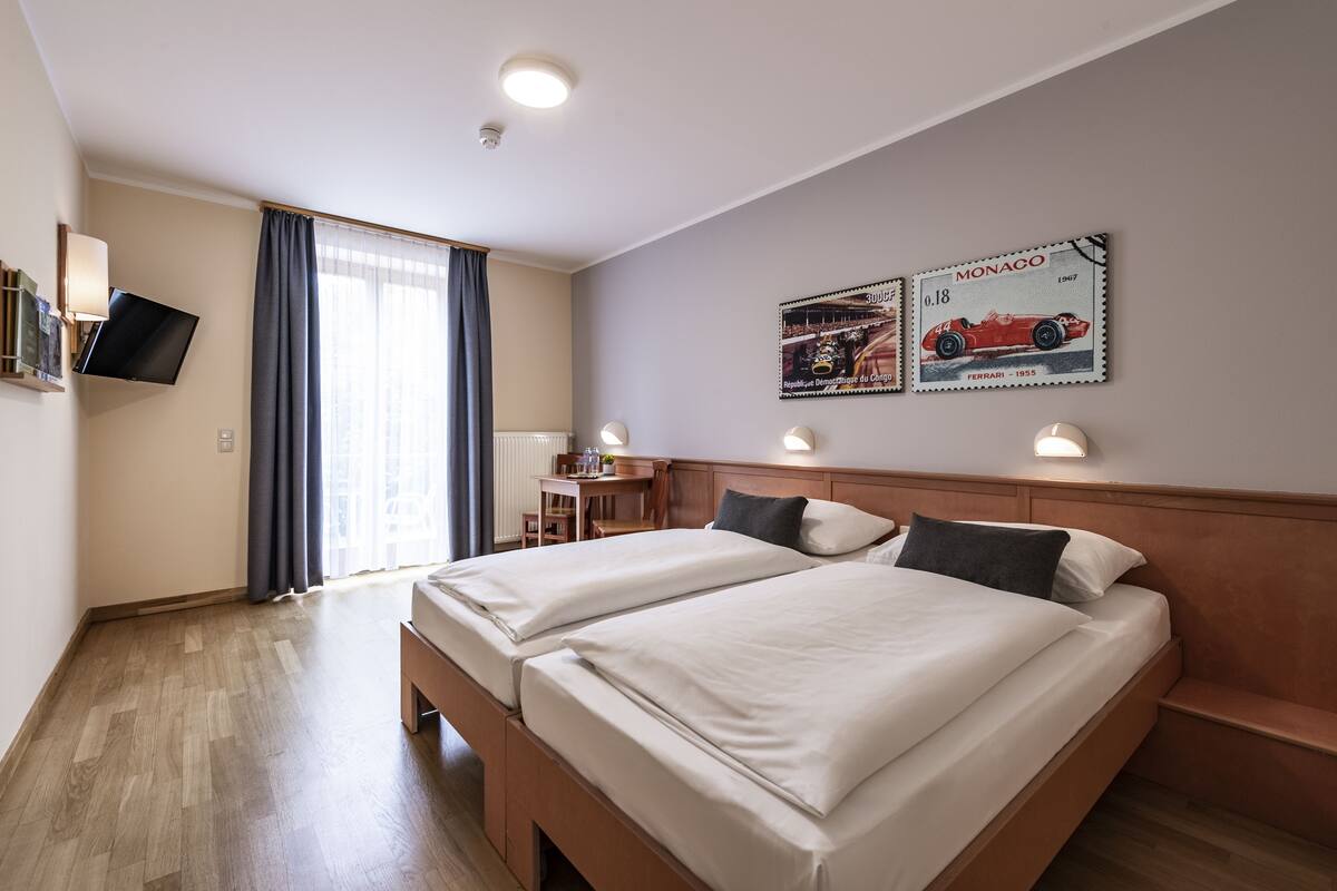 Caja fuerte, escritorio, wifi gratis y ropa de cama