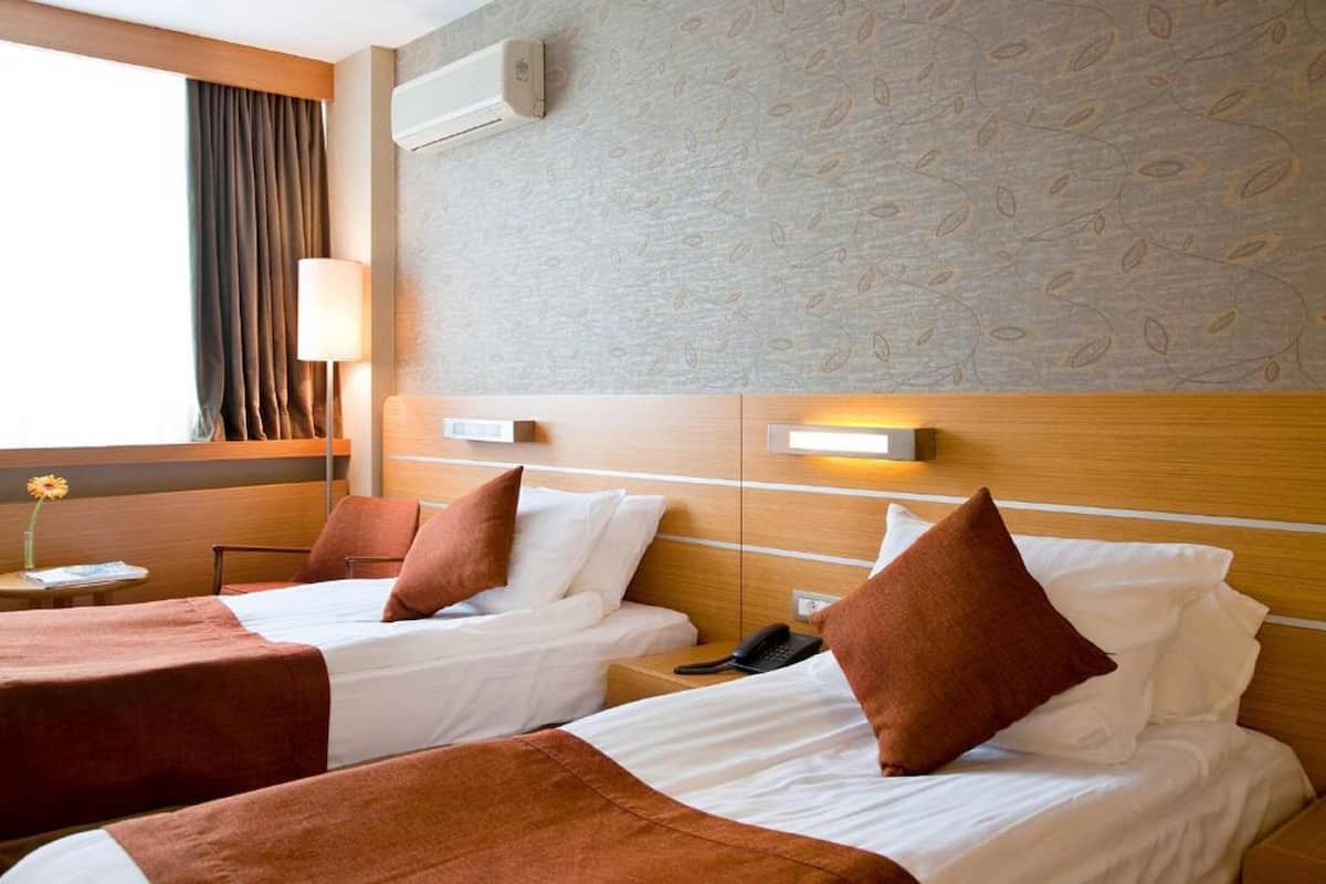 triple room | 1 bedroom, minibar, in-room safe, desk