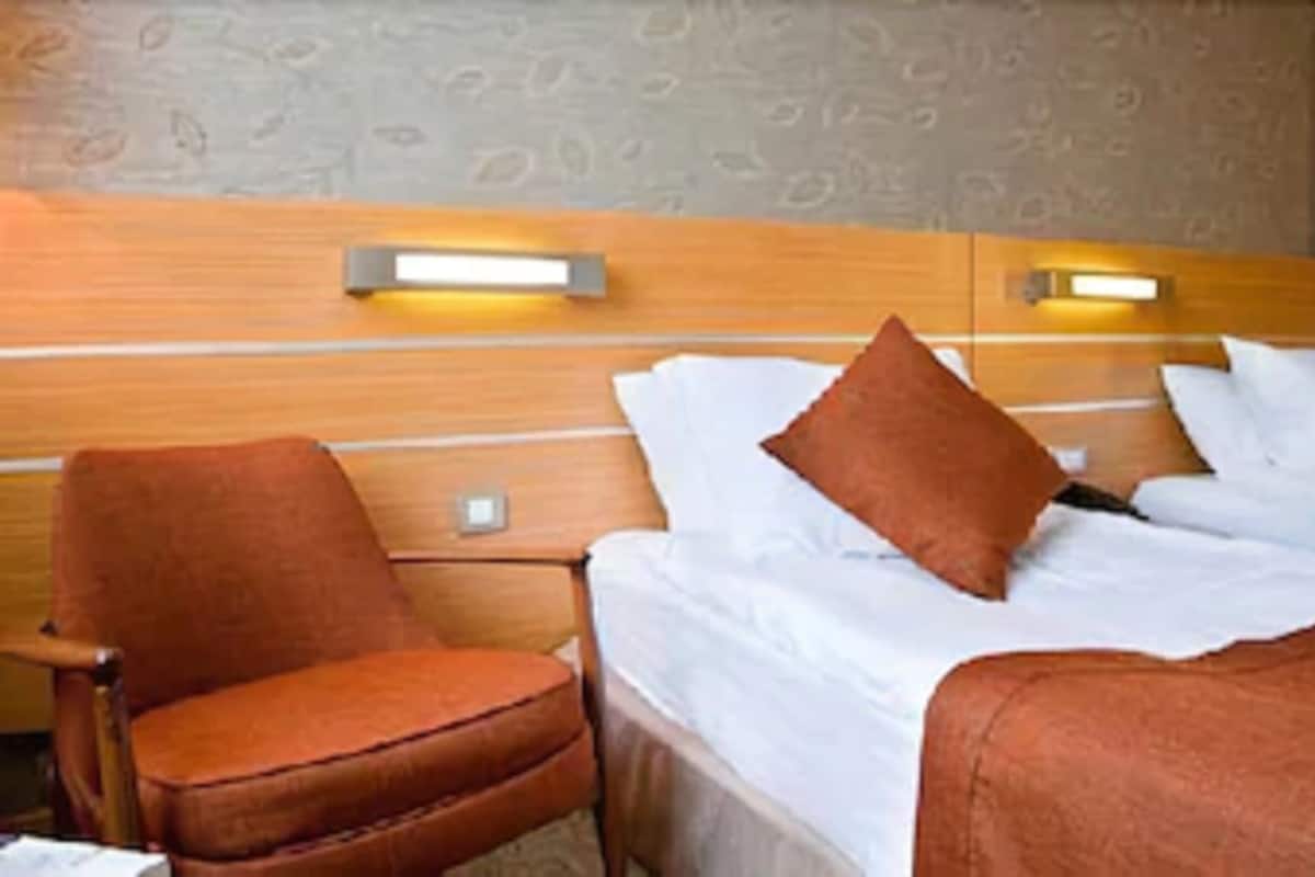 Minibar, in-room safe, desk, iron/ironing board (on request)