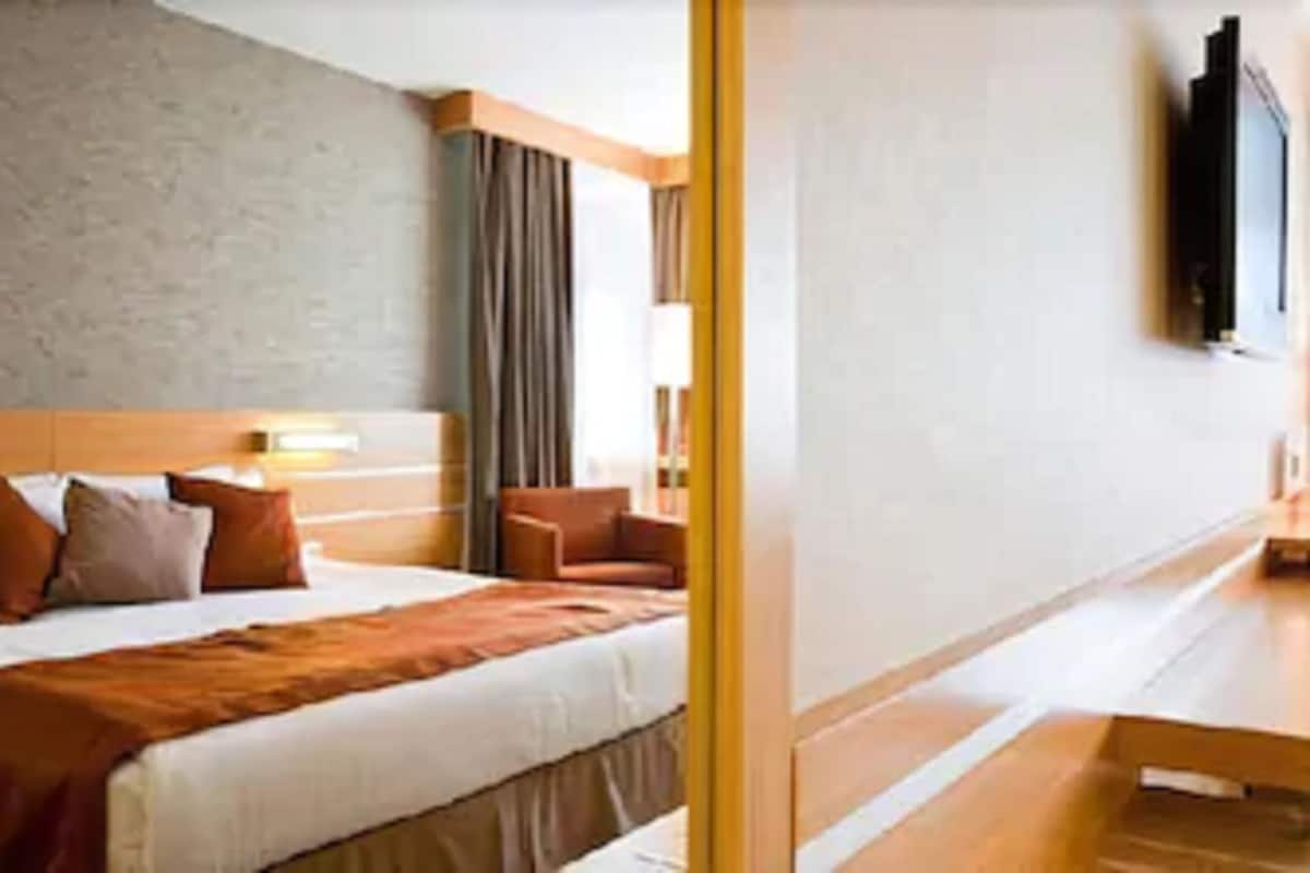 Minibar, in-room safe, desk, iron/ironing board (on request)