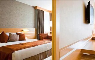 Üç Kişilik Oda | Minibar, odada kasa, masa, ütü/ütü masası 