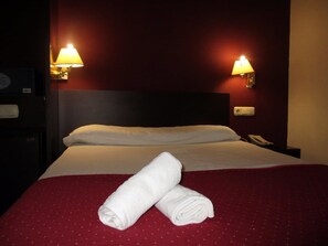 Tweepersoonskamer | Een kluis op de kamer, een bureau, gratis babybedden, extra bedden